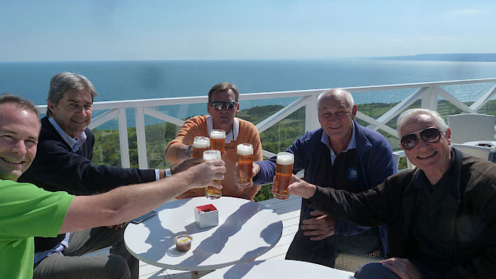  Ein erstes Biert auf den 200 Meter hohen Klippen von Cape Kaliakra