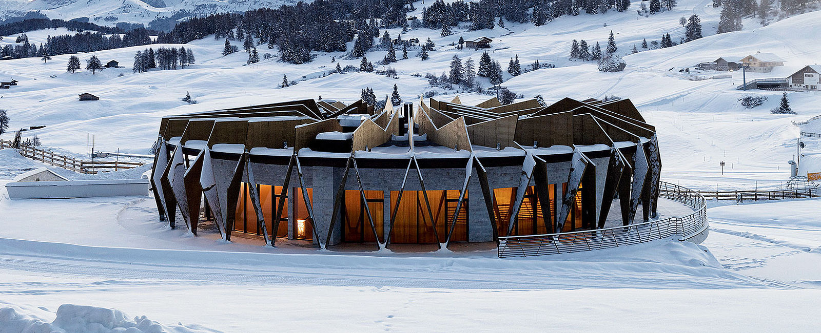 VERY SPECIAL HOTEL
 Alpina Dolomites, Dolomiten 
 Logenplatz auf der Seiser Alm 