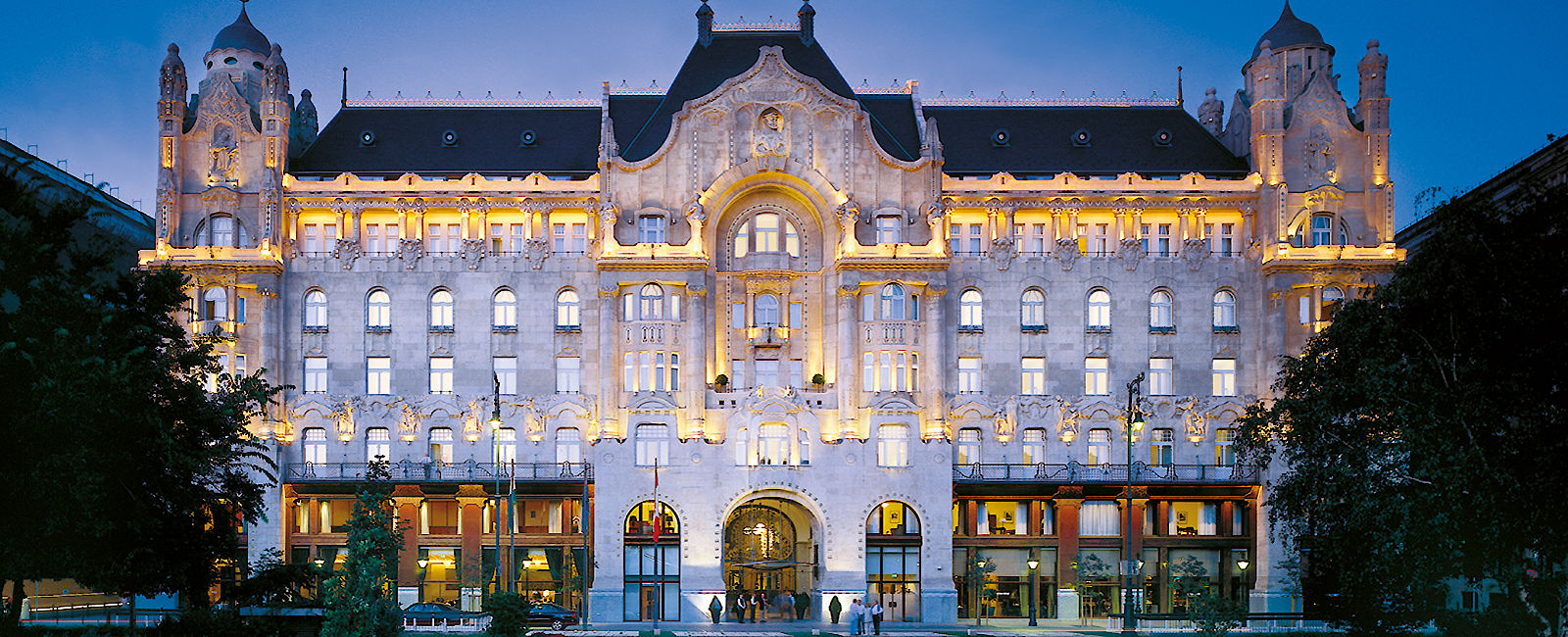 HOTEL TIPPS
 Four Seasons Hotel Gresham Palace 
 Luxus Anwesen unweit der Donau 