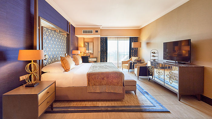 Die Zimmer und Suiten präsentieren sich  im edlen und zeitlos-eleganten Look