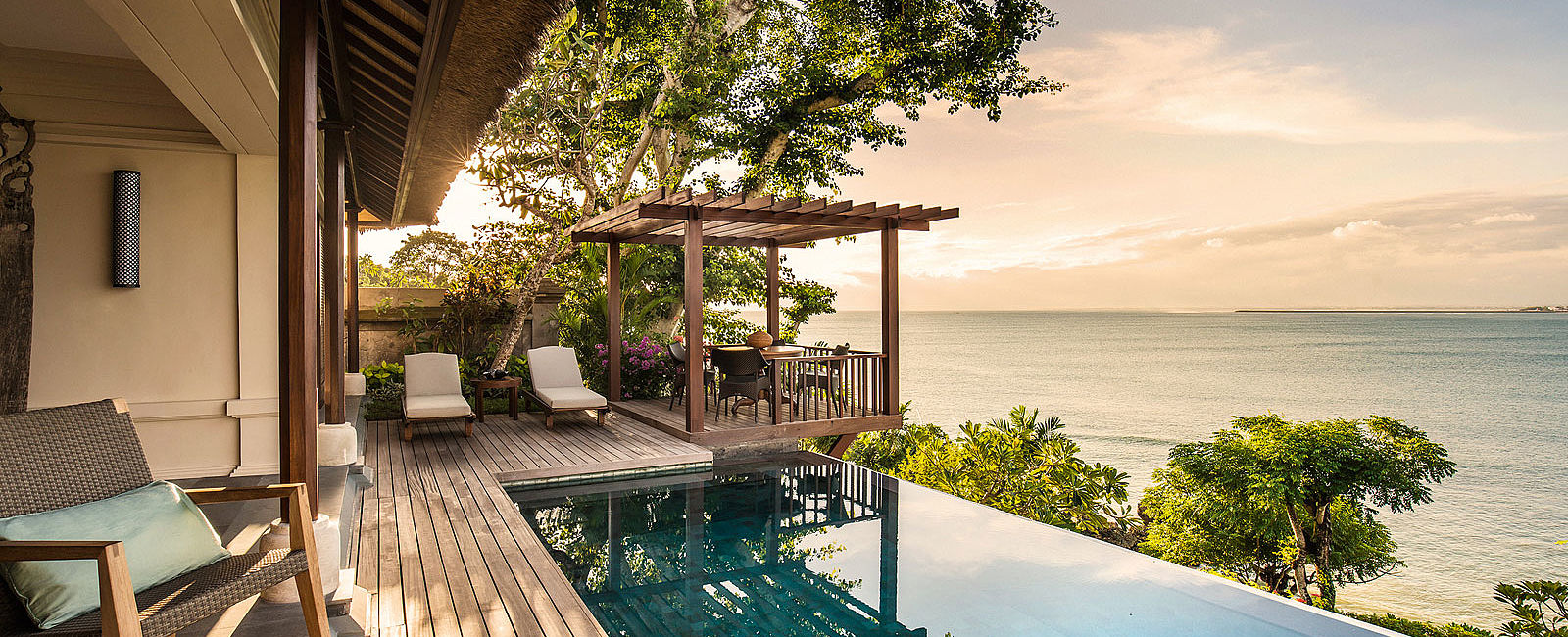 VERY SPECIAL HOTEL
 Four Seasons Resort Bali at Jimbaran Bay 
 Himmlische Resorts auf der Götterinsel 