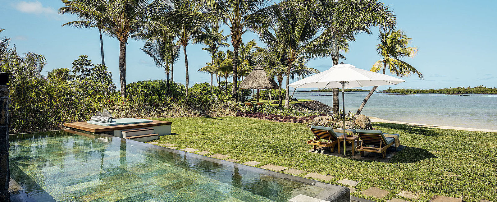 VERY SPECIAL HOTEL
 Four Seasons Resort Mauritius at Anahita 
 Natürliche Schönheit 