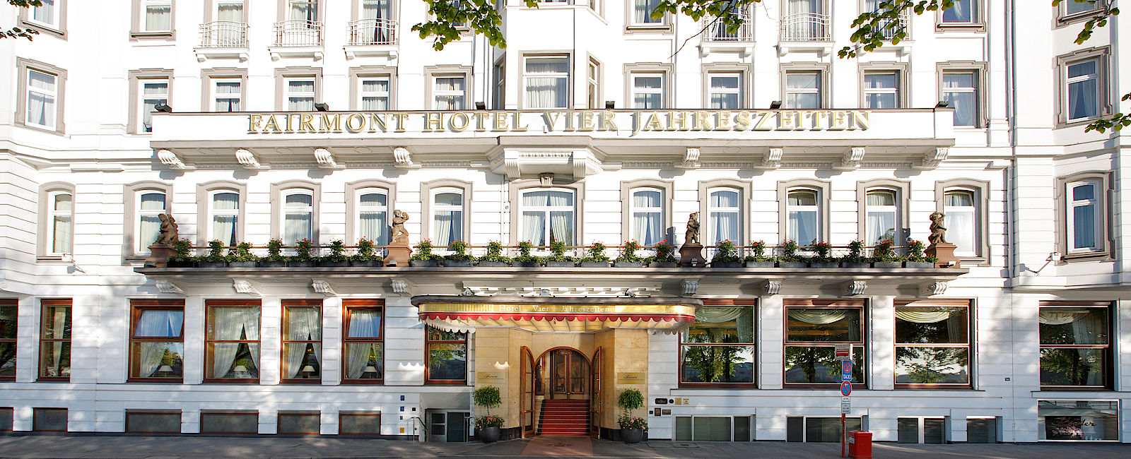HOTEL TIPPS
 Fairmont Hotel Vier Jahreszeiten 
 Luxus Anwesen mit außergewöhnlichen Angeboten 