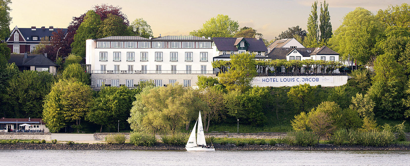 VERY SPECIAL HOTEL
 Hotel Louis C. Jacob 
 Erste Adresse an der Elbe 