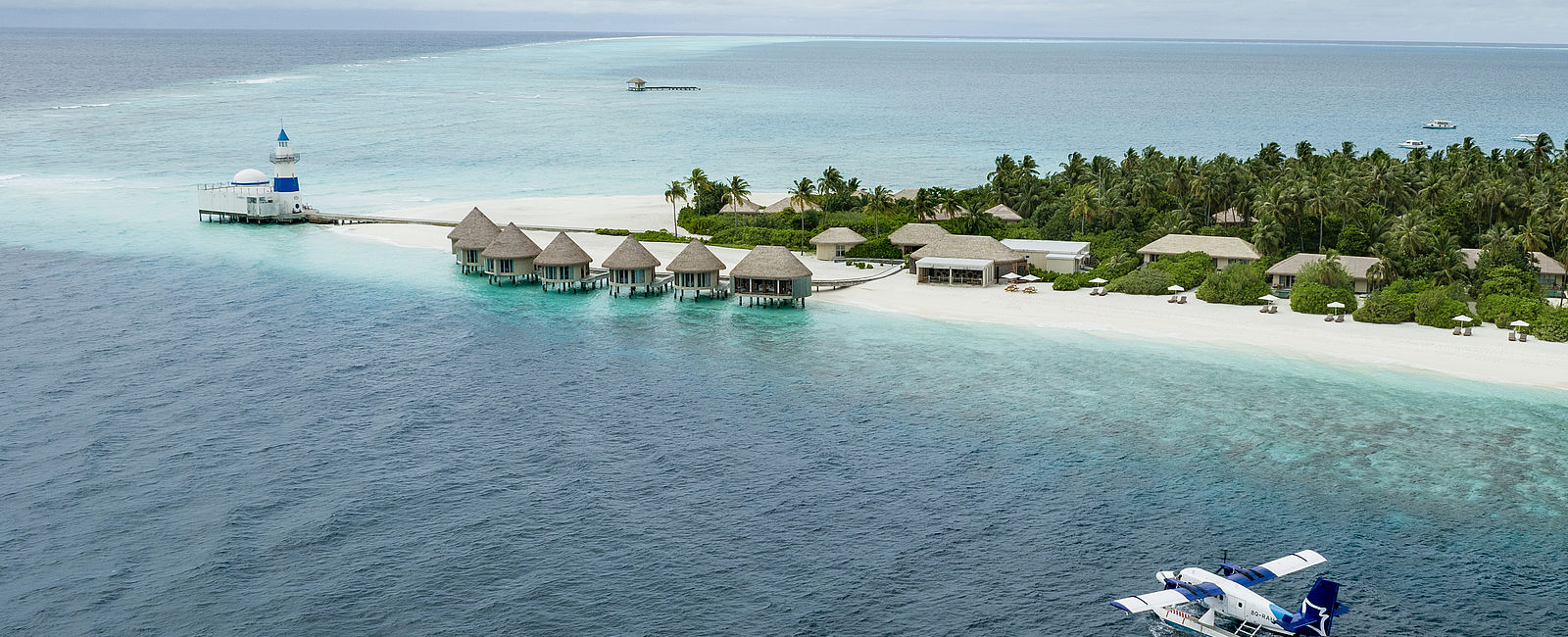 VERY SPECIAL HOTEL
 InterContinental Maldives Maamunagau Resort 
 Wo Mantas unter den Wellen tanzen 