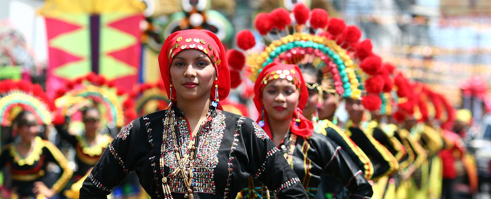 PHILIPPINEN - DAS LAND, DAS NIEMALS SCHLÄFT
 Der bunte Festivalkalender der Philippinen lockt Einheimische und Touristen auf die Straßen 