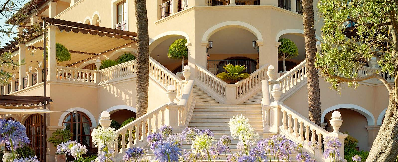 VERY SPECIAL HOTEL
 The St. Regis Mardavall Mallorca Resort 
 Vom süßen Nichtstun 