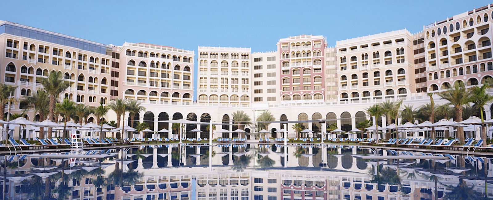 VERY SPECIAL HOTEL
 The Ritz-Carlton Abu Dhabi, Grand Canal 
 Ort der Begegnung 
