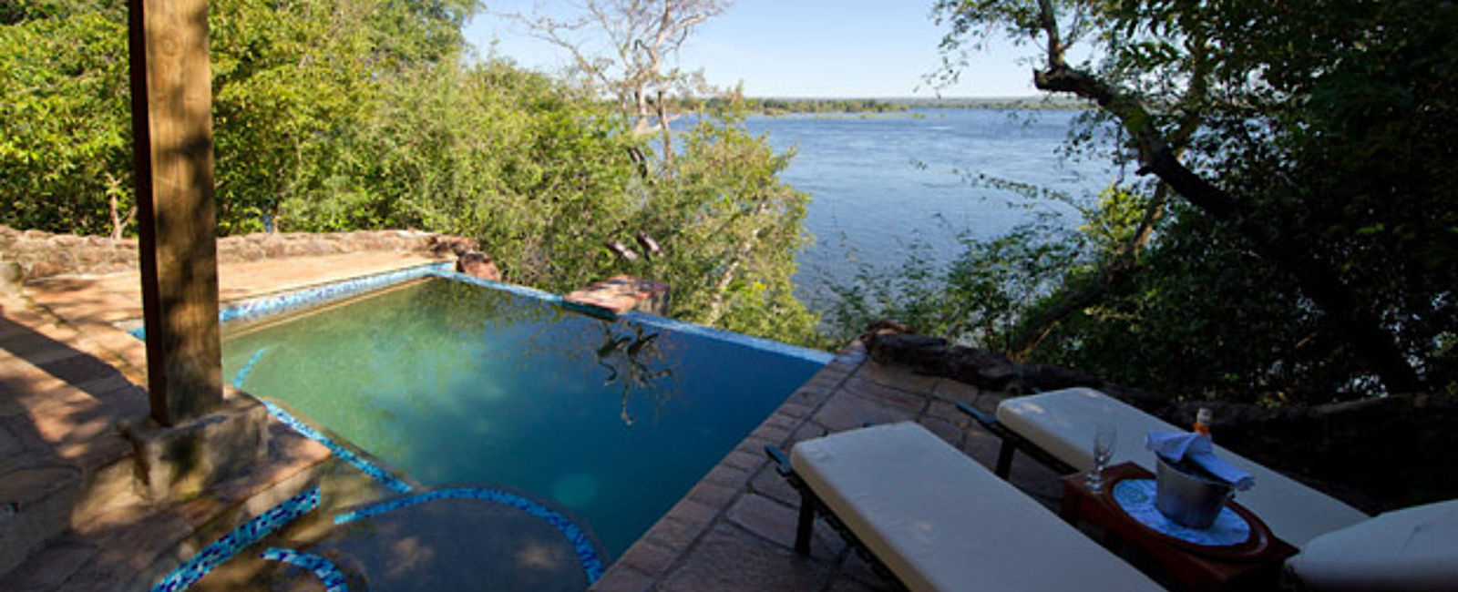 HOTELTEST
 Tongabezi Lodge 
 Luxuriöses Hotel direkt am Wasser 