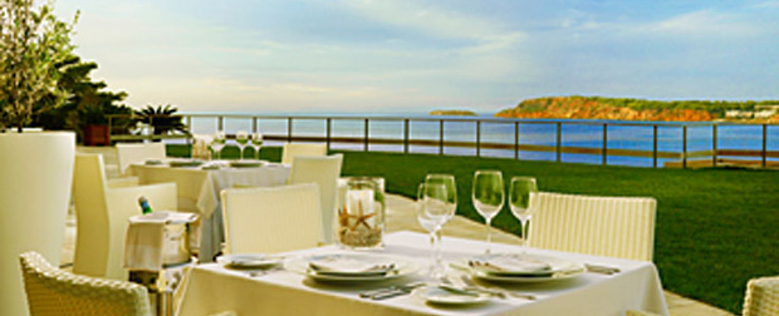 HOTEL TIPPS
 The Westin Athens Astir Palace Beach Resort 
 Weitläufiges Luxus Resort mit Blick über den Saronischen Golf 