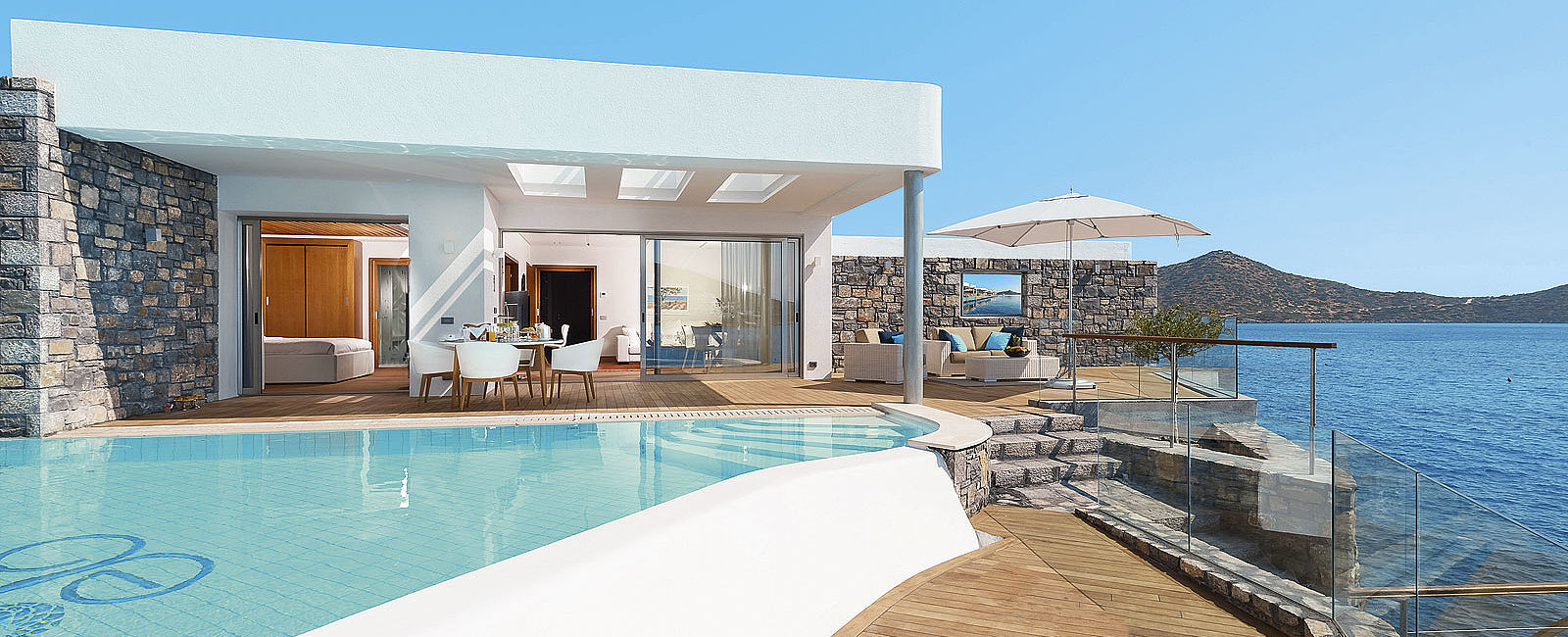 VERY SPECIAL HOTEL
 Elounda Beach Hotel & Villas, Griechenland 
 Ein Traum in Blau und Weiß 