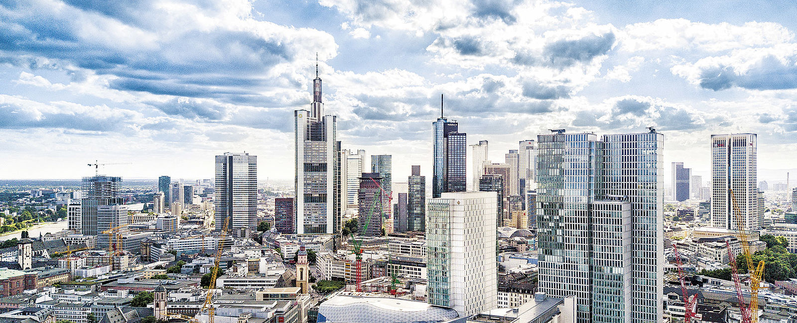 VERY SPECIAL HOTEL
 Jumeirah Frankfurt 
 Die Skyline immer im Blick 