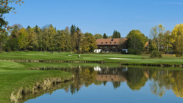  Golfclub Gut Altentann – Clubhaus mit Teich
