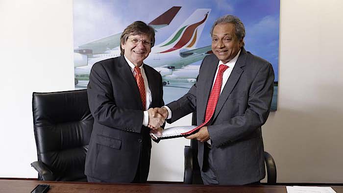  Chief Executive Officer PIA, Bernd Hildenbrand und Sri Lankan Airlines Chairman, Ajith Dias nach Vertragsunterzeichnung für die Anmietung von drei Airbus A330 in Colombo am 29.07.2016
