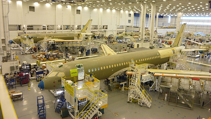  Das Bombardier Werk in Montreal, wo gegenwärtig das modernste Regional-Flugzeug der Welt gebaut wird: Die CS100.
