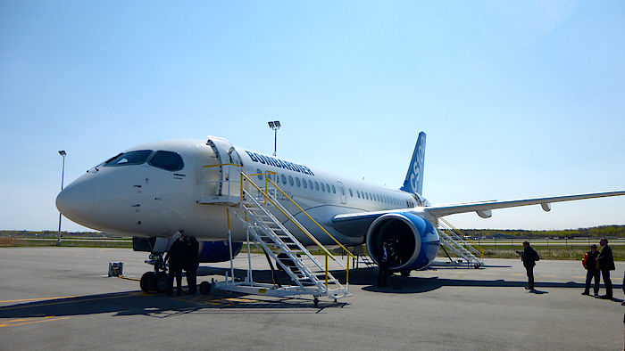  Die neue CS100 von Bombardier am Flughafen Montreal