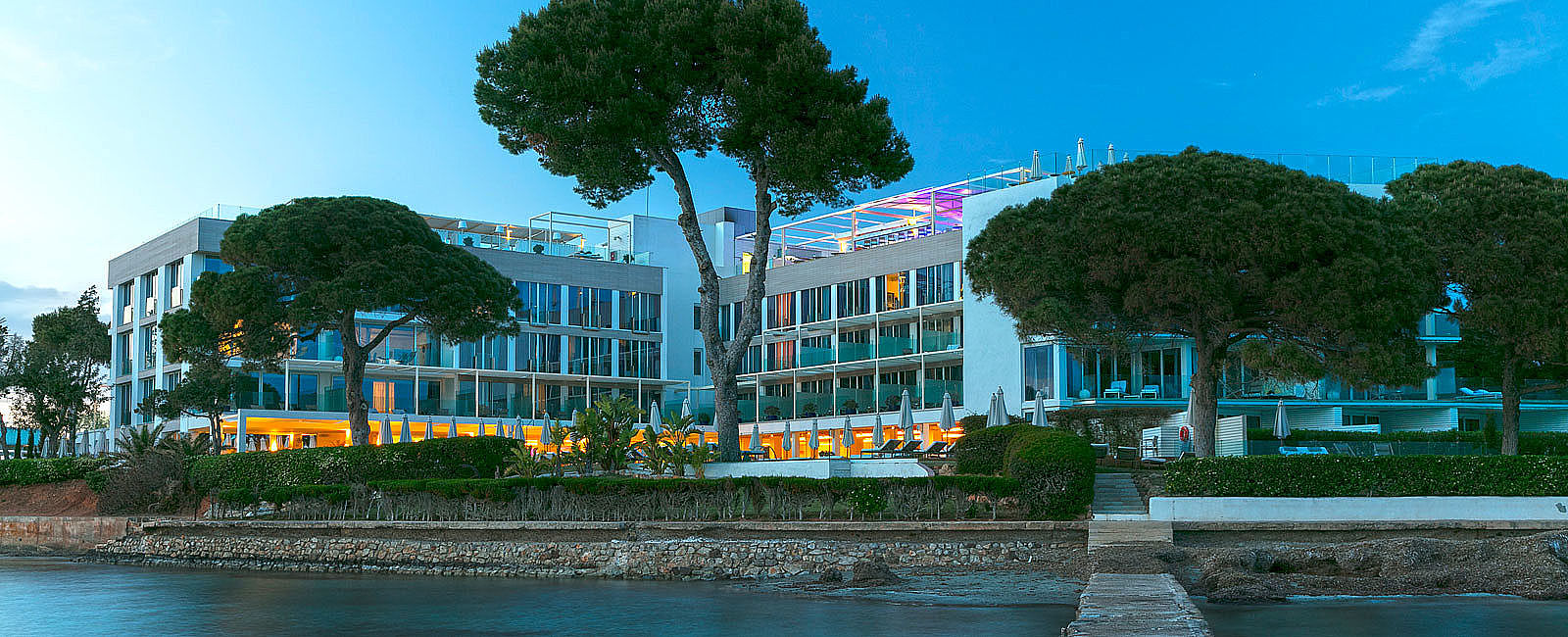 HOTEL ANGEBOTE
 ME Ibiza: 4 für 3 
