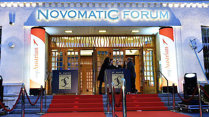 Roter Teppich vor dem Novomatic Forum