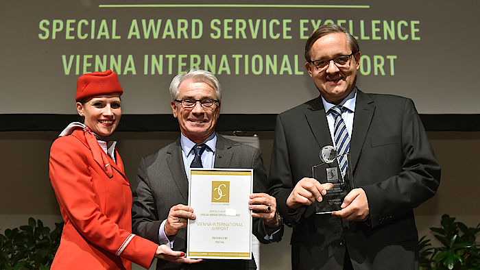Special Award "Service Excellence" and den Vienna International Airport wird von Georg Pölzl an Airport Vorstand Günther Ofner übergeben
