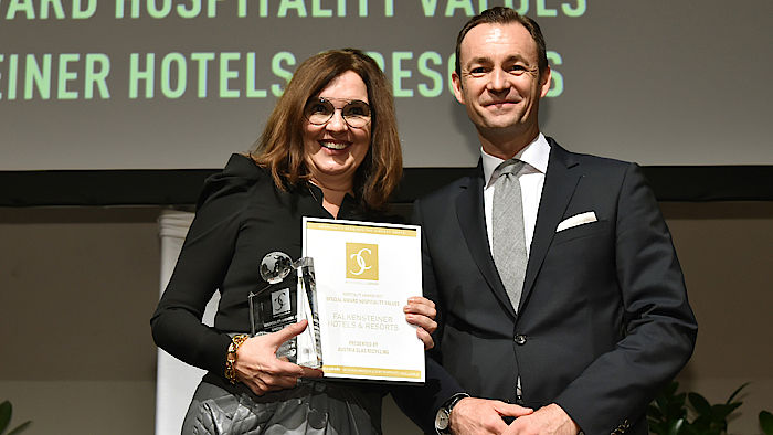 Harald Hauke (AGR) übergibt den Preis für Hospitality Values an Claudia Beermann (CFO Falkensteiner Hotels & Residences)