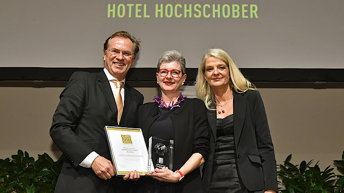 Ulrike William-Kinz (Kinz Kommunikation) nimmt den Gewinn in der Kategorie „Spa-Hotels“für das Hotel Hochschober entgegen.