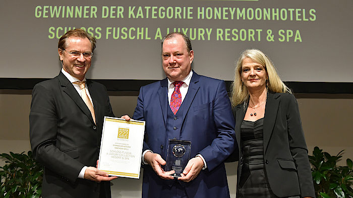 Paul Kernatsch (GM Hotel Hochschober) freut sich über den 1. Platz in der Kategorie Honeymoonhotels 