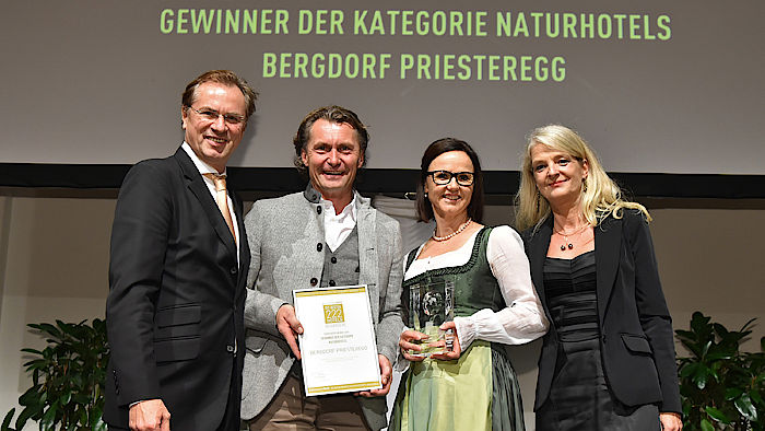 Renate und Huwi Oberlader (Gründer Bergdorf Priesteregg) freuen sich über den Award in der Kategorie Naturhotels