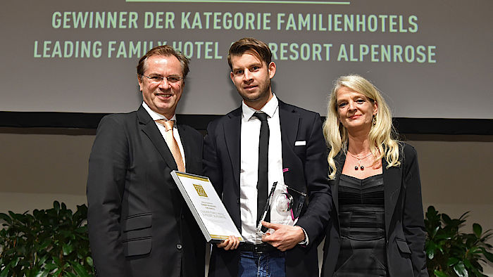 Florian Mayer (Vertreter der geschäftsführenden Familie Mayer) nimmt für das Leading Family Hotel Resort Alpenrose den Award in der Kategorie Familienhotels entgegen