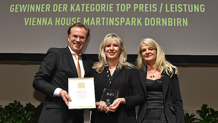 Betina Welter (Head of Marketing) freut sich über den Award in der Kategorie Preis/Leistung für das Vienna House Martinspark Dornbirn