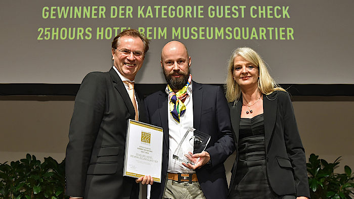 Christian Kölling (General Manager 25hours Hotel) nimmt für das 25hours Hotel beim Museumsquartier den Award in der Kategorie Guest Check entgegen