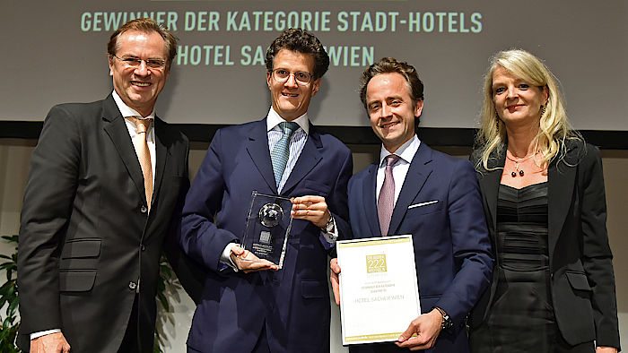 In der Kategorie Stadt-Hotels freuen sich Georg Gürtler und Andreas Glück (Hotel Sacher) über ihren Award