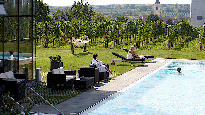 Pool mit Weingartenblick (c) Loisium Wine and Spa 