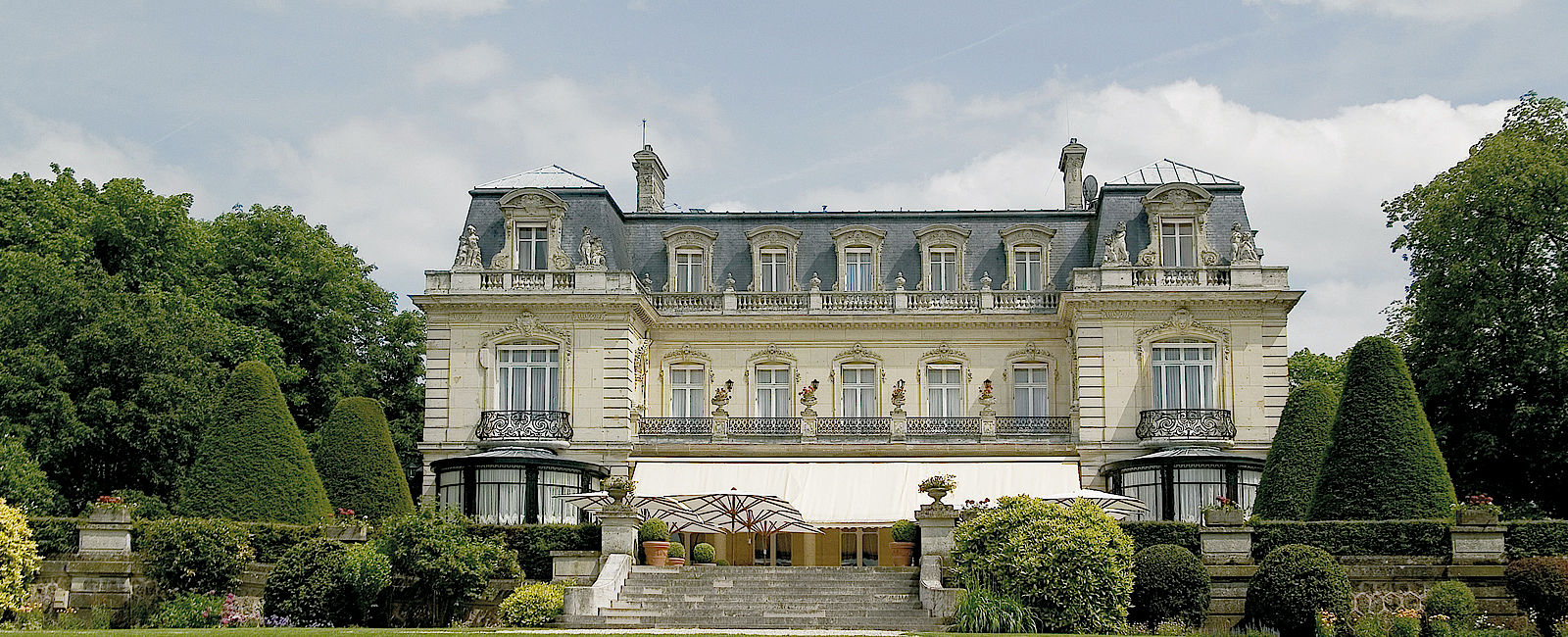 HOTEL TIPPS
 Château Les Crayères 
 Französisches Luxus Schloss mitten in Reims 