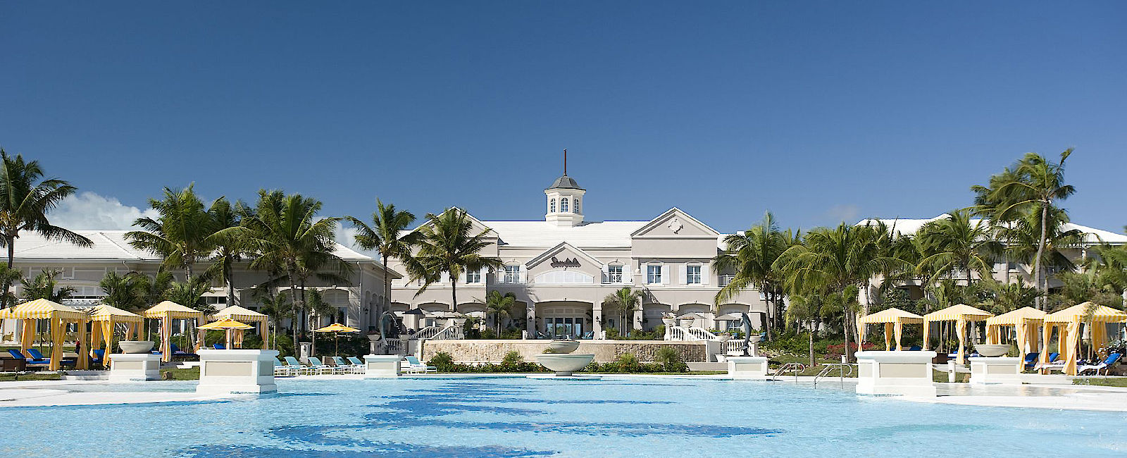 HOTEL TIPPS
 Sandals Emerald Bay 
 Luxus Golfresort in Weiß und Türkis 