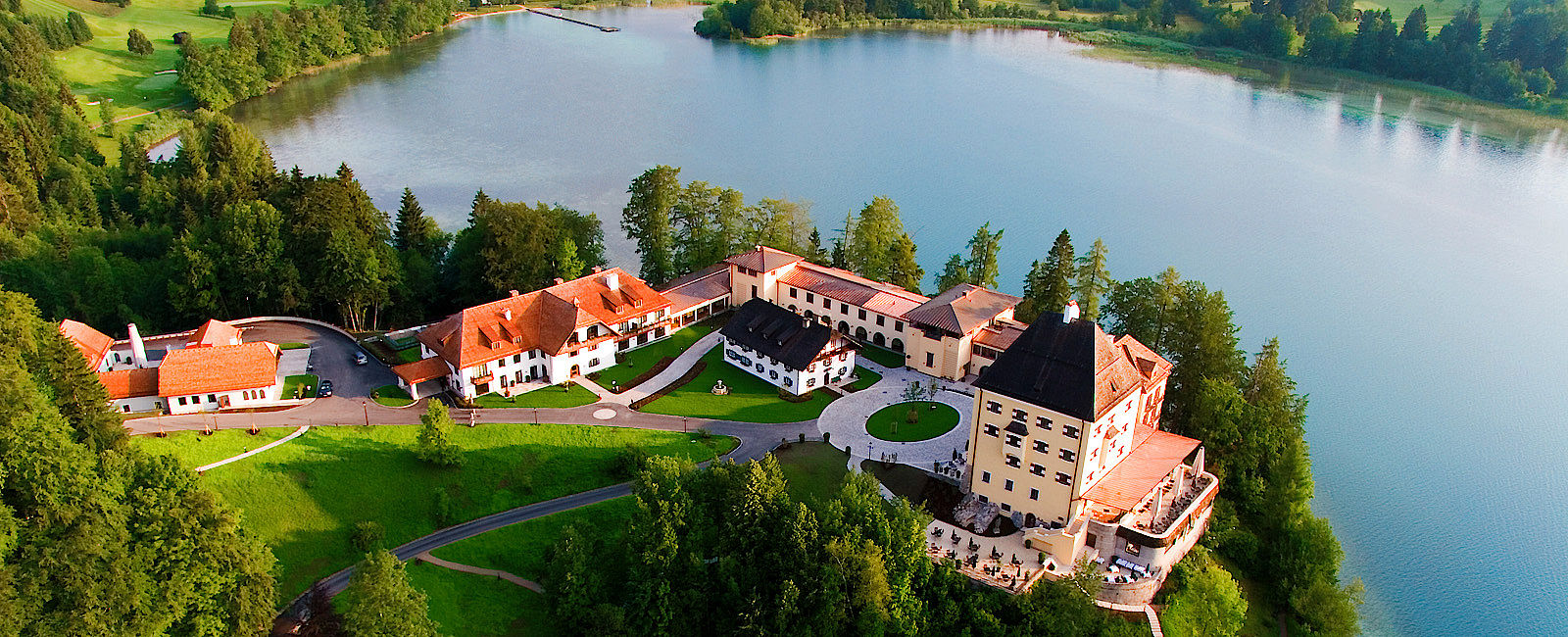 HOTELTEST
 Schloss Fuschl 
 Ein Märchenschloss erstrahlt in neuem Glanz 