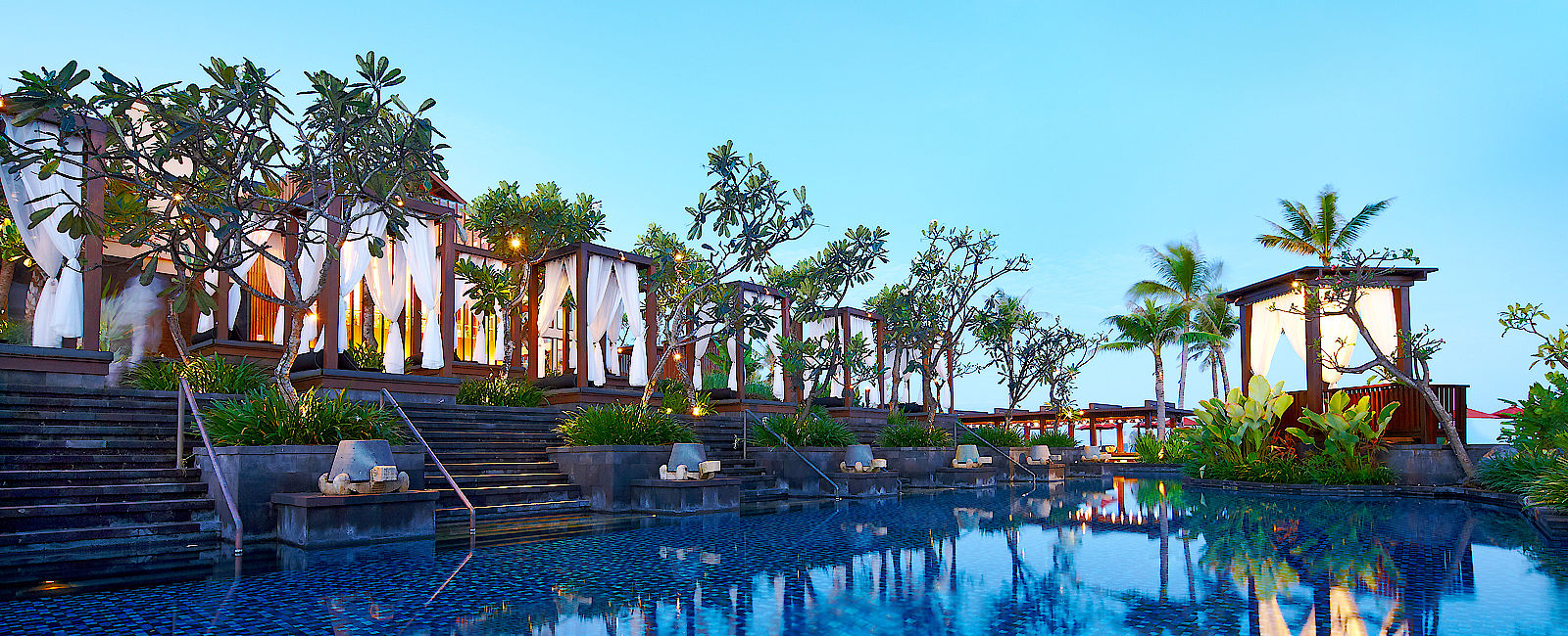HOTELTEST
 The St. Regis Bali Resort 
 Lagunenromantik in Nusa Dua 