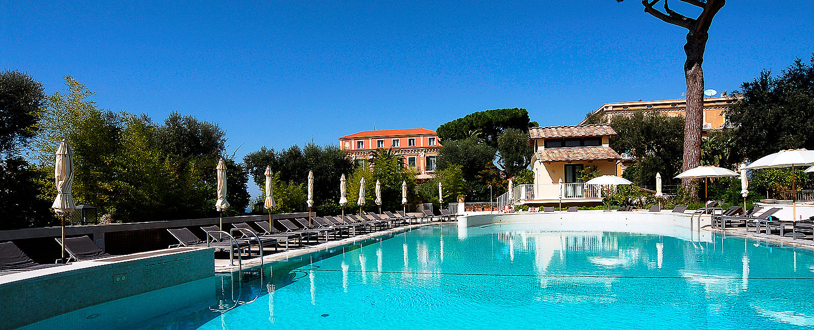 HOTEL TIPPS
 Grand Hotel Excelsior Vittoria 
 Luxus Hotel mit hübschem Ausblick 