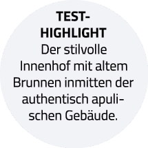 Test-Highlight Der stilvolle Innenhof mit altem Brunnen inmitten der authentisch apulischen Gebäude 