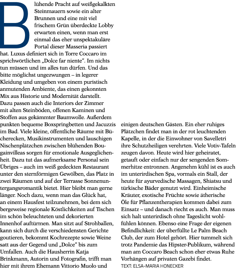 Blühende Pracht auf weißgekalkten Steinmauern sowie ein alter Brunnen und eine mit viel frischem Grün überdeckte Lobb   