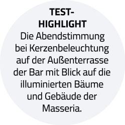 Test-Highlight Die Abendstimmung bei Kerzenbeleuchtung auf der Außenterrasse der Bar mit Blick auf die illuminierten    