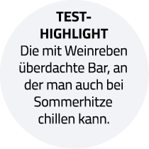 Test-Highlight Die mit Weinreben überdachte Bar, an der man auch bei Sommerhitze chillen kann 